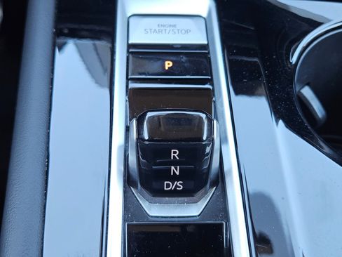 Used 2025 Volkswagen Atlas SE image 25