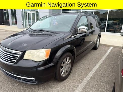 Used 2011 Chrysler Town & Country Touring-L w/ Entertainment Group #2 FWD image 3