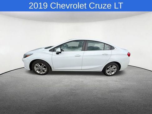 Used 2019 Chevrolet Cruze LT w/ Convenience Package FWD image 3