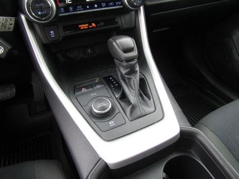 Used 2021 Toyota RAV4 LE image 18