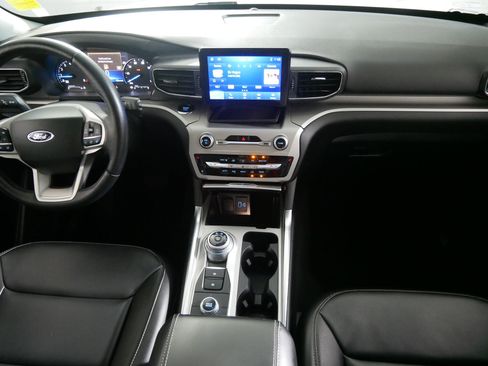 Used 2023 Ford Explorer XLT AWD/4WD image 10