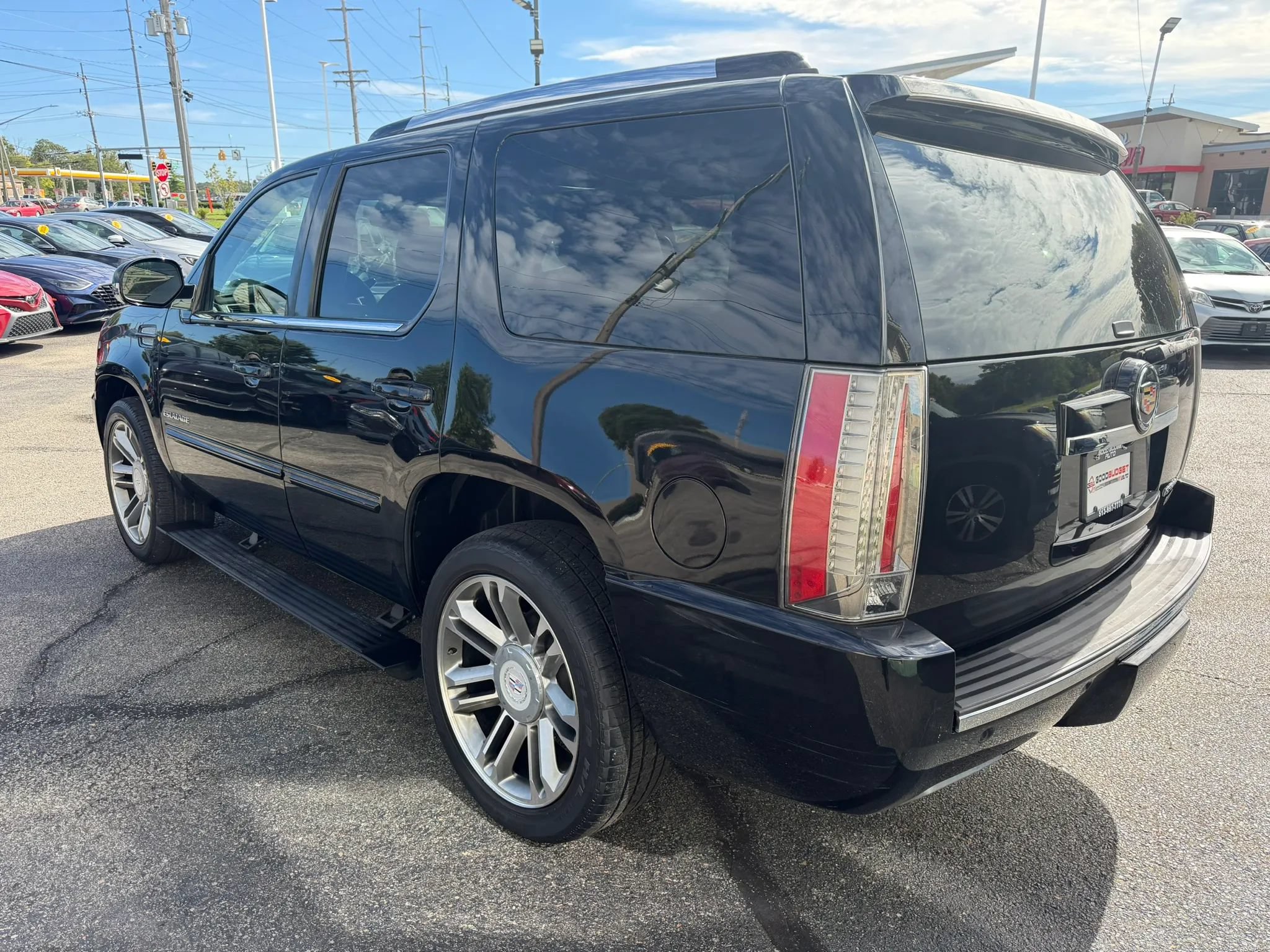 Used 2014 Cadillac Escalade Premium AWD/4WD image 3