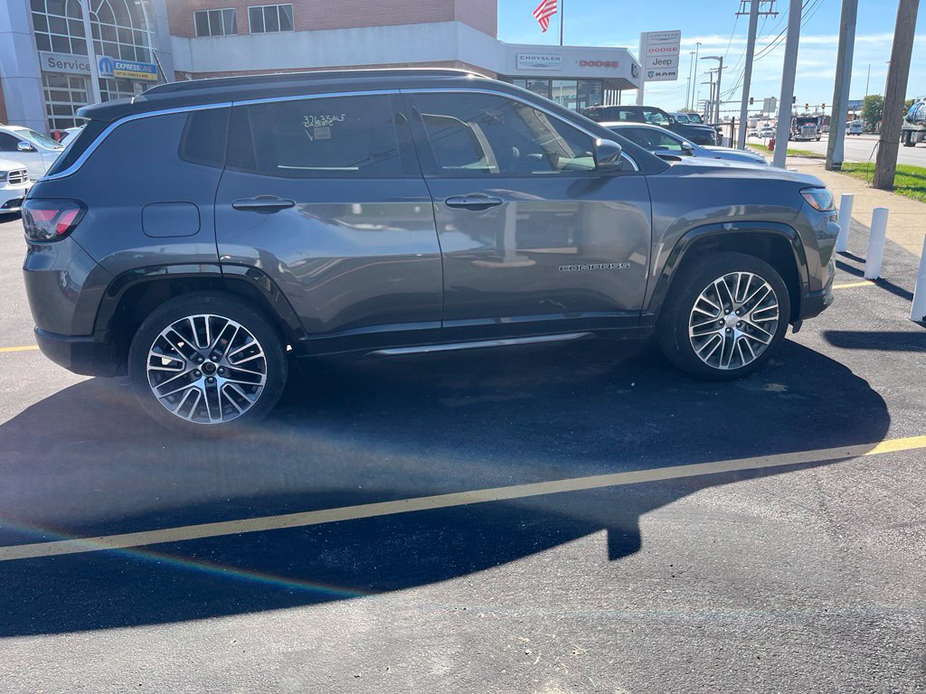 Used 2023 Jeep Compass Limited w/ Elite Group AWD/4WD image 3