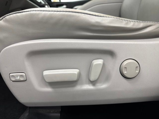 Used 2018 Toyota Highlander XLE AWD/4WD image 10