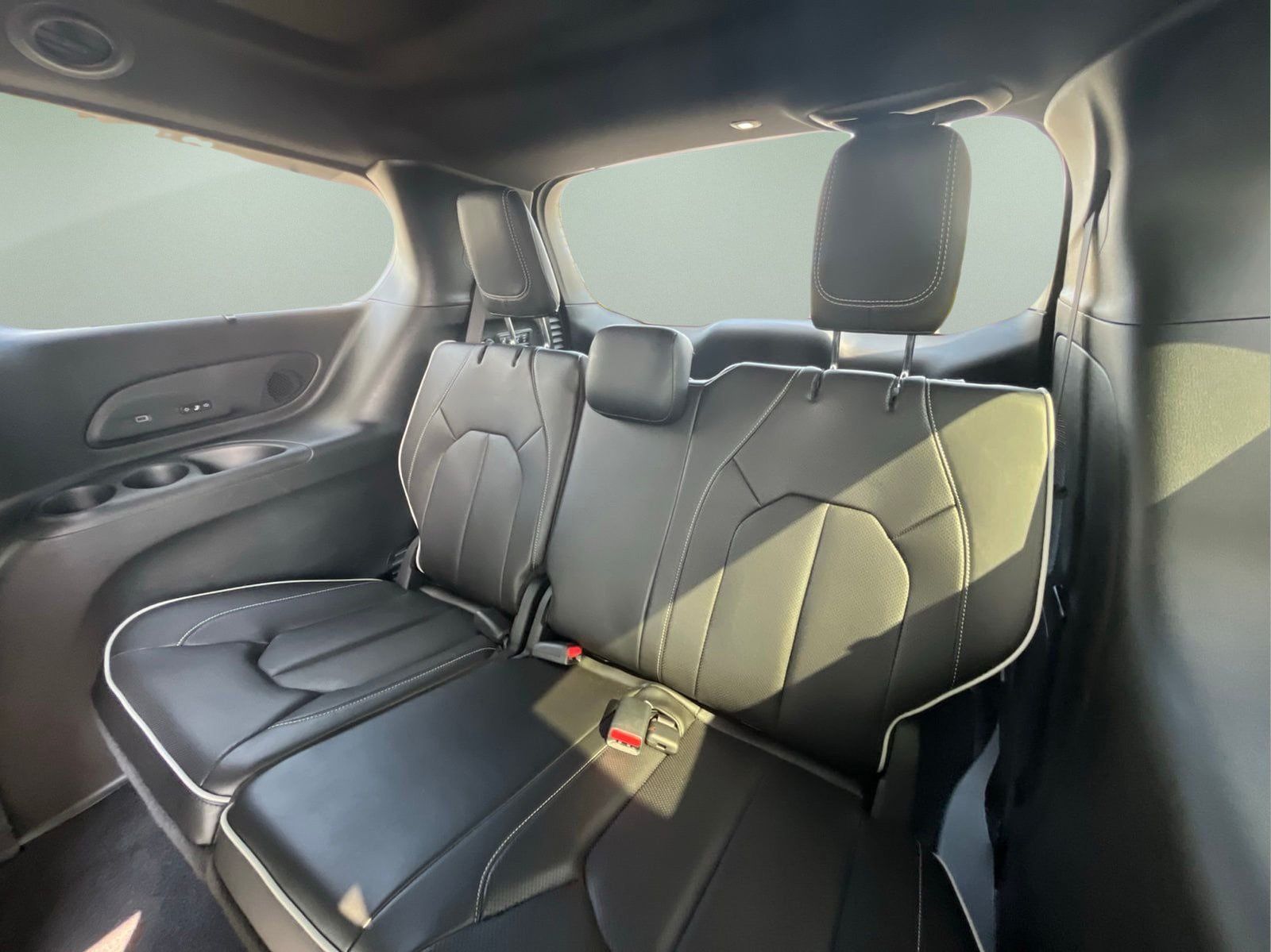 Used 2024 Chrysler Pacifica Limited w/ Uconnect Theater Family Group FWD image 27