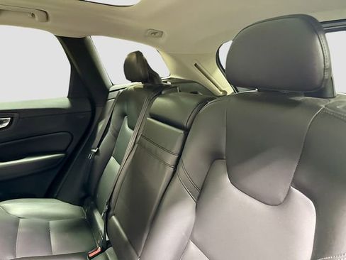 Used 2019 Volvo XC60 T5 Momentum w/ Premium Package image 27