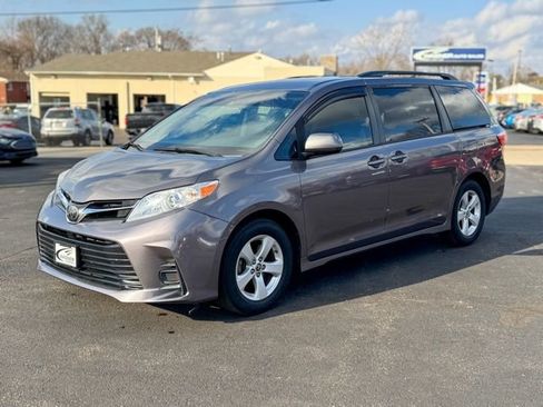 Used 2020 Toyota Sienna LE image 3