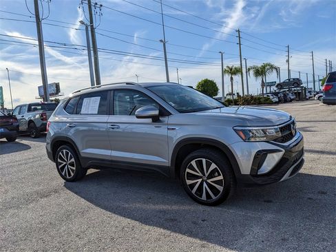 Certified 2022 Volkswagen Taos SE image 9