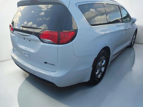 Used 2018 Chrysler Pacifica Touring-L FWD image 2