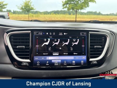 Used 2022 Chrysler Pacifica Touring-L FWD image 24