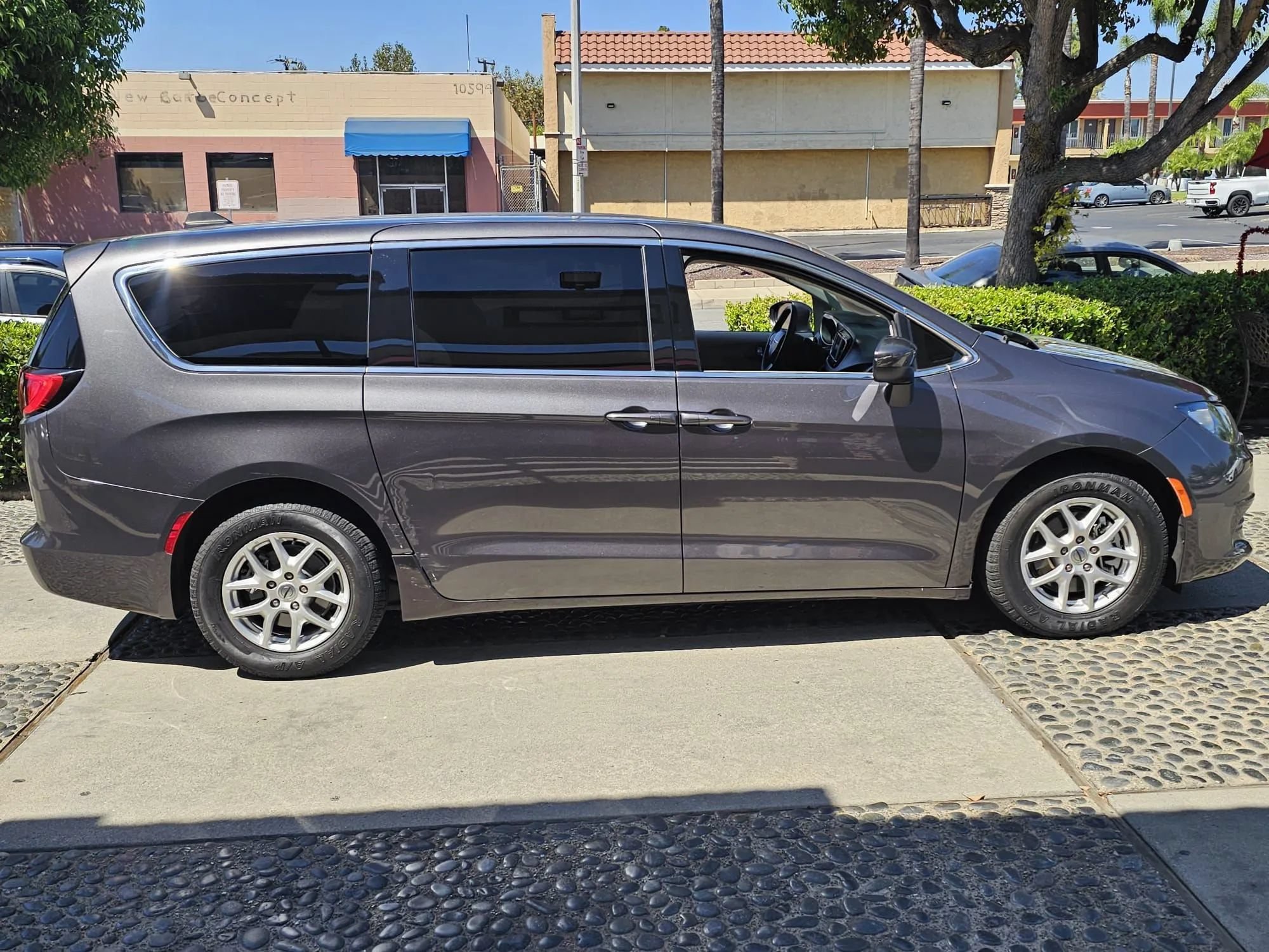 Used 2023 Chrysler Voyager LX FWD image 4