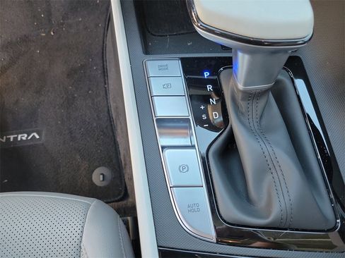 Used 2025 Hyundai Elantra Limited image 28