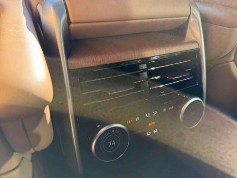 Used 2024 Land Rover Range Rover SE image 24