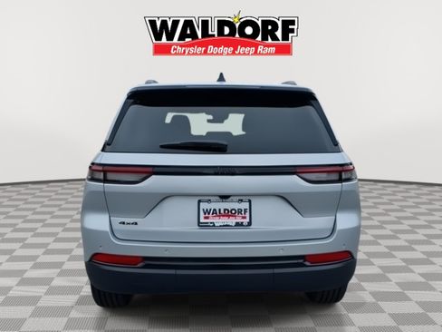Used 2025 Jeep Grand Cherokee Altitude AWD/4WD image 4