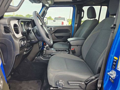 Used 2025 Jeep Gladiator Sport AWD/4WD image 12