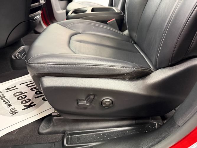 Used 2025 Chrysler Pacifica Select FWD image 12