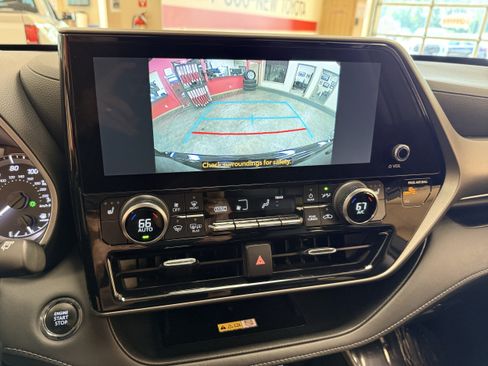 Used 2023 Toyota Highlander XLE AWD/4WD image 37