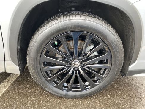 Certified 2025 Toyota Highlander XSE image 17