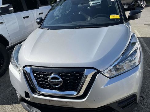 Used 2019 Nissan Kicks S FWD image 1