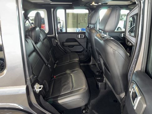 Used 2019 Jeep Wrangler Unlimited Sahara image 12