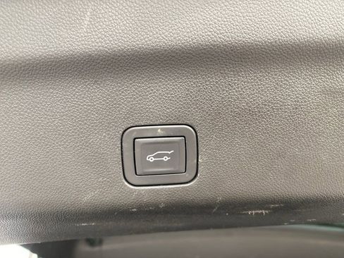 Used 2025 Chevrolet Suburban Z71 image 14