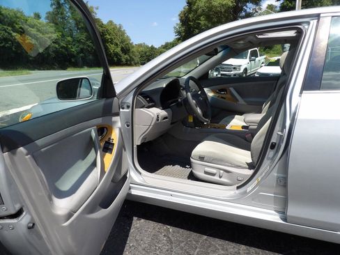 Used 2007 Toyota Camry XLE FWD image 9