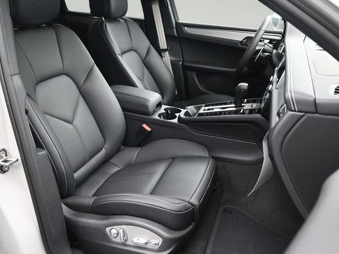 New 2026 Porsche Macan AWD/4WD image 9