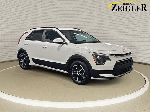 Used 2024 Kia Niro LX image 3