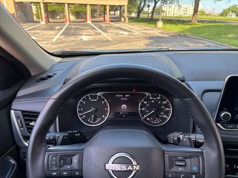 Used 2025 Nissan Rogue SV AWD/4WD image 29