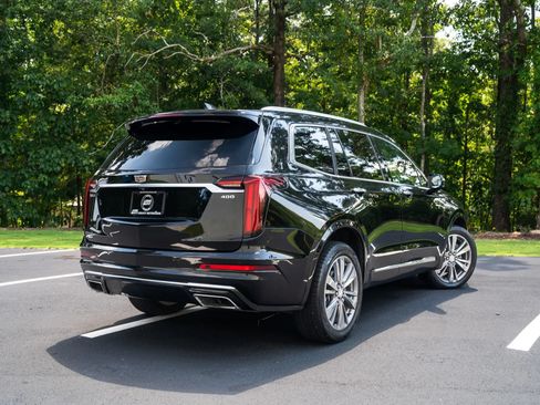 Used 2022 Cadillac XT6 Premium Luxury AWD/4WD image 2