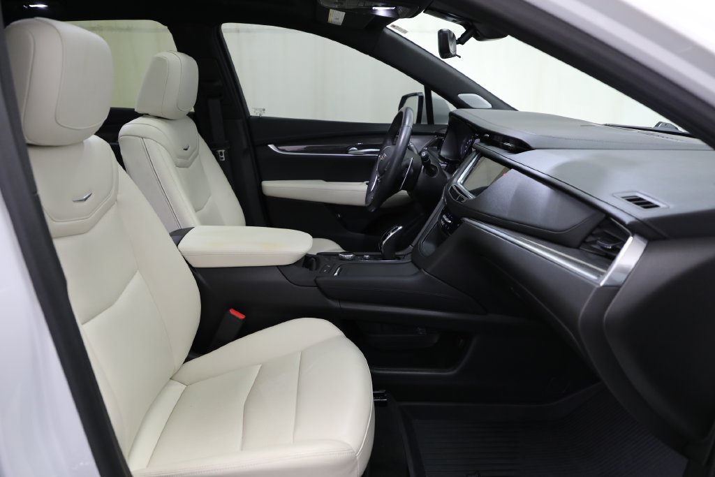 Used 2025 Cadillac XT5 Sportv w/ LPO, Red Accent Package AWD/4WD image 10