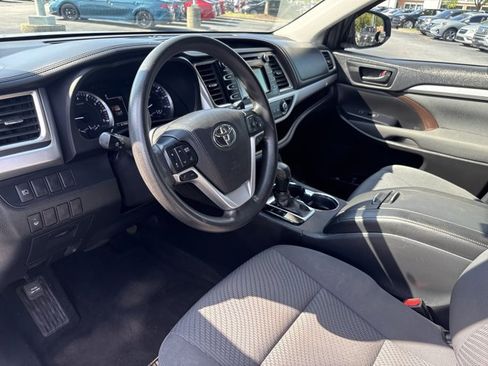 Used 2019 Toyota Highlander LE AWD/4WD image 9