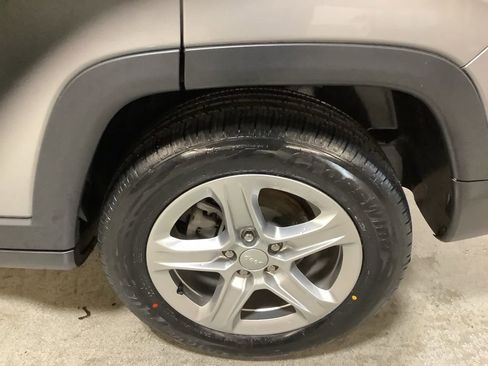 Used 2023 Jeep Compass Latitude image 12