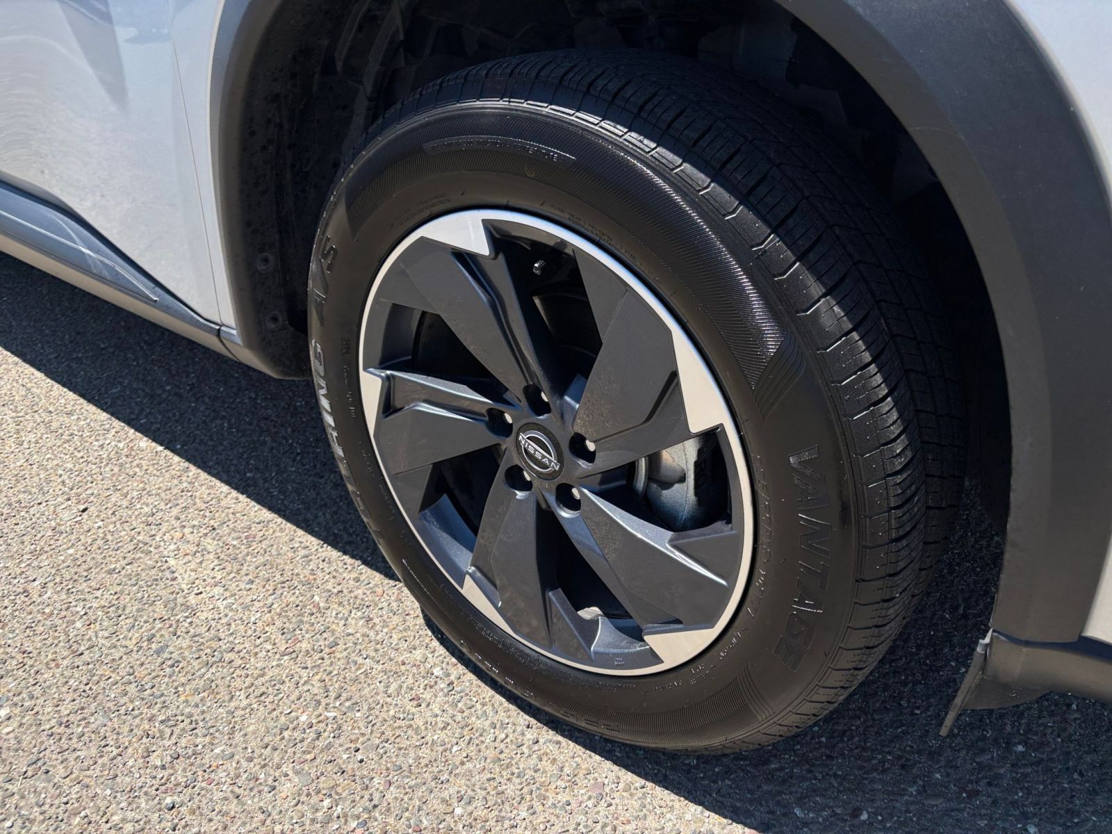 Used 2025 Nissan Rogue SV FWD image 31