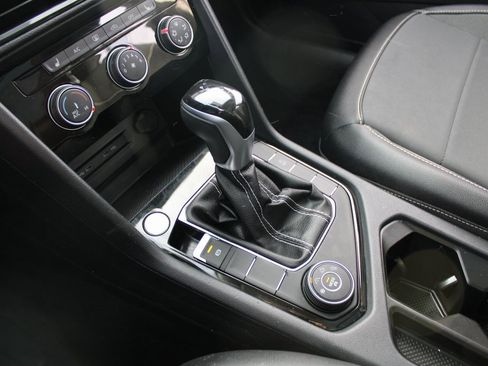 Certified 2023 Volkswagen Taos SE w/ Panoramic Sunroof Package image 18