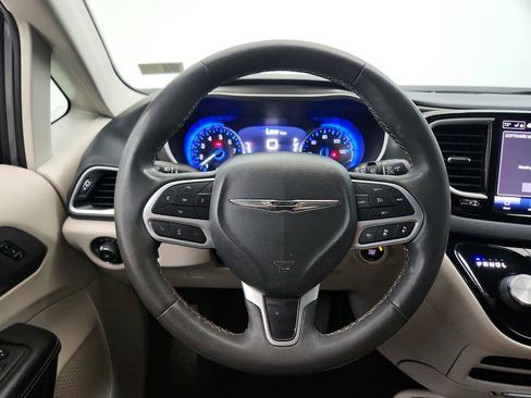 Used 2022 Chrysler Pacifica Touring-L FWD image 17