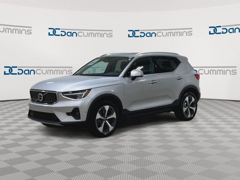 Used 2024 Volvo XC40 B5 Plus image 4