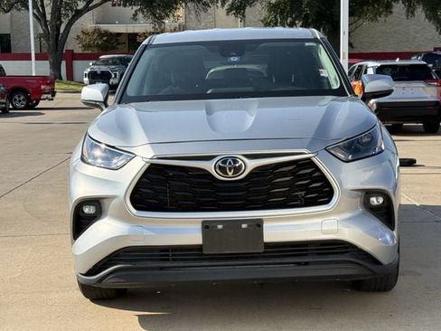 Used 2022 Toyota Highlander LE FWD image 8