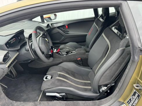 Used 2024 Lamborghini Huracan Sterrato image 9
