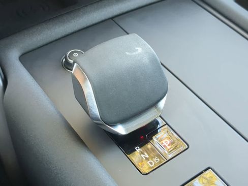 Certified 2024 Land Rover Discovery S image 34