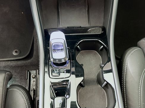 Used 2025 Volvo XC40 B5 Plus image 24