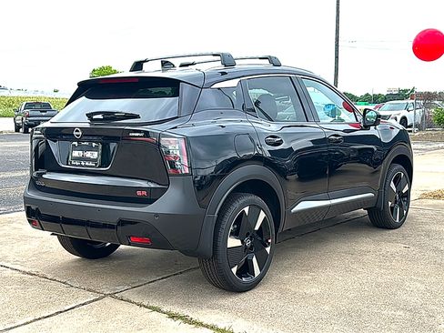 New 2026 Nissan Kicks SR w/ Cold Weather Package FWD image 8