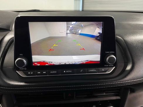 Used 2024 Nissan Rogue S FWD image 28