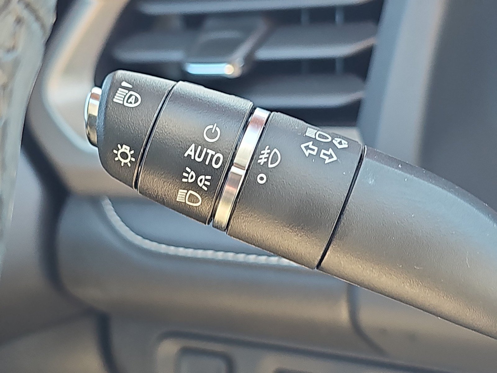 Used 2023 GMC Acadia Denali w/ Denali Ultimate Package FWD image 33