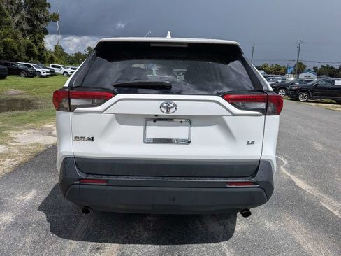 Used 2021 Toyota RAV4 LE FWD image 4