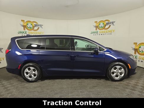 Used 2017 Chrysler Pacifica LX w/ Tire & Wheel Group image 10