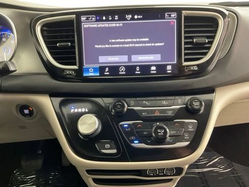 Used 2023 Chrysler Pacifica Touring-L FWD image 18