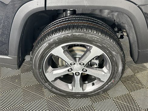 New 2025 Jeep Grand Cherokee Limited image 17