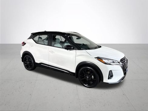 Used 2023 Nissan Kicks SR w/ SR Premium Package FWD image 4