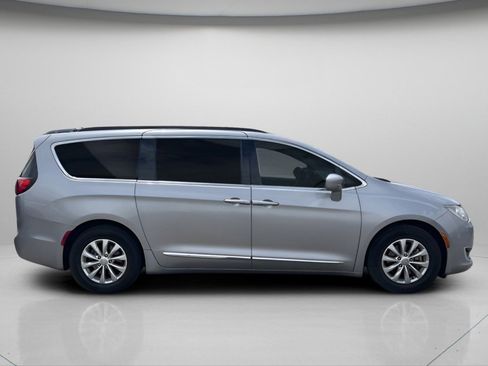Used 2017 Chrysler Pacifica Touring-L FWD image 3